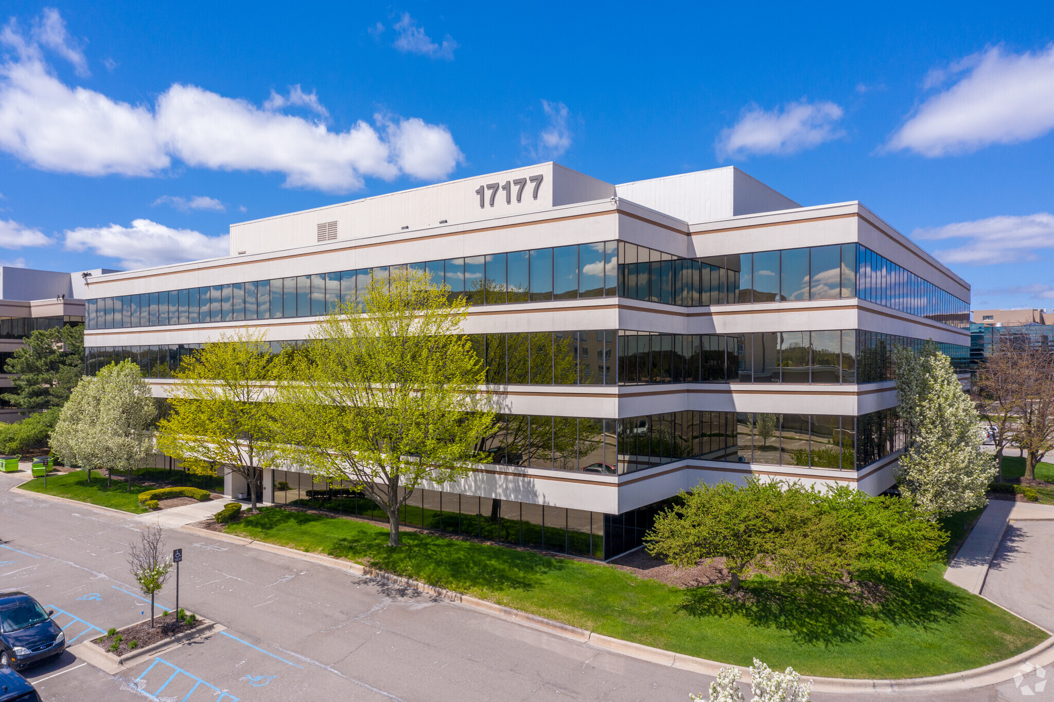 17177 N Laurel Park Dr, Livonia, MI à louer Photo de l’immeuble– Image 1 sur 22