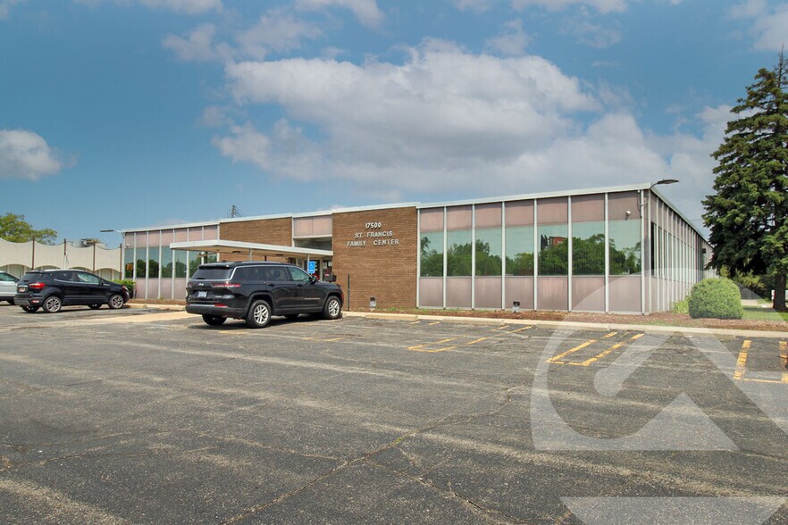 17500 W 8 Mile Rd, Southfield, MI à louer - Photo de l’immeuble – Image 1 sur 1