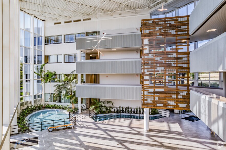 555 Winderley Pl, Maitland, FL à louer - Hall d’entrée – Image 3 sur 15