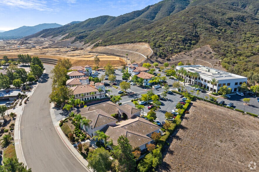 43525 Ridge Park Dr, Temecula, CA à vendre - Photo de l’immeuble – Image 2 sur 17
