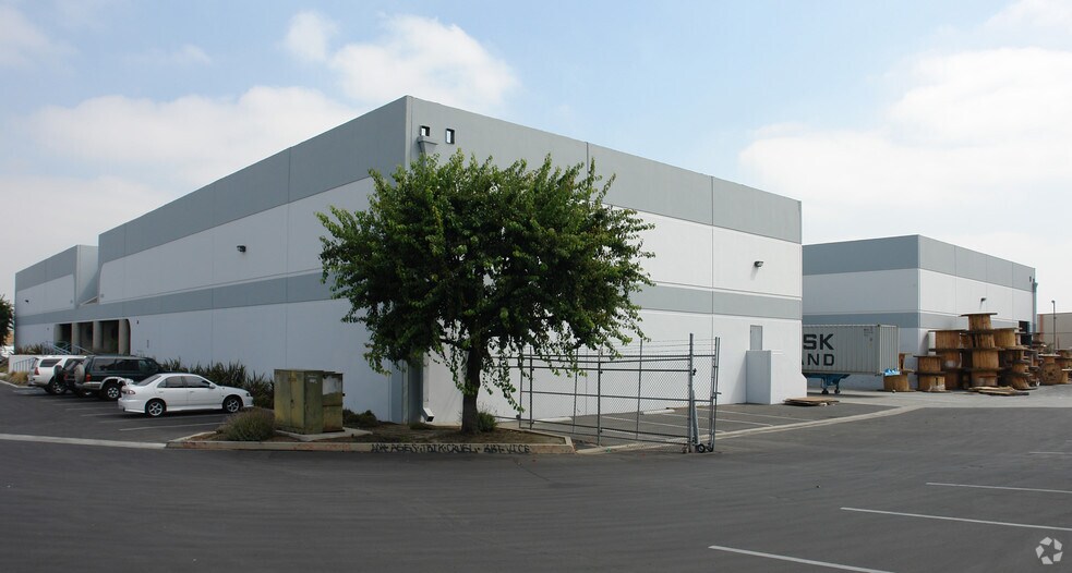 1210 Kona Dr, Compton, CA à louer - Photo de l’immeuble – Image 1 sur 1