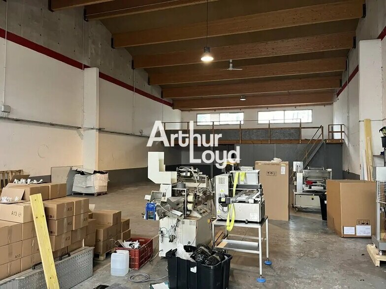 Local d’activités dans Montauroux à louer - Photo de l’immeuble – Image 3 sur 4