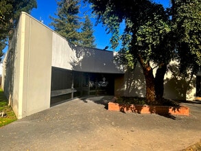 251 Commerce Cir, Sacramento, CA à louer Photo de l’immeuble– Image 1 sur 7