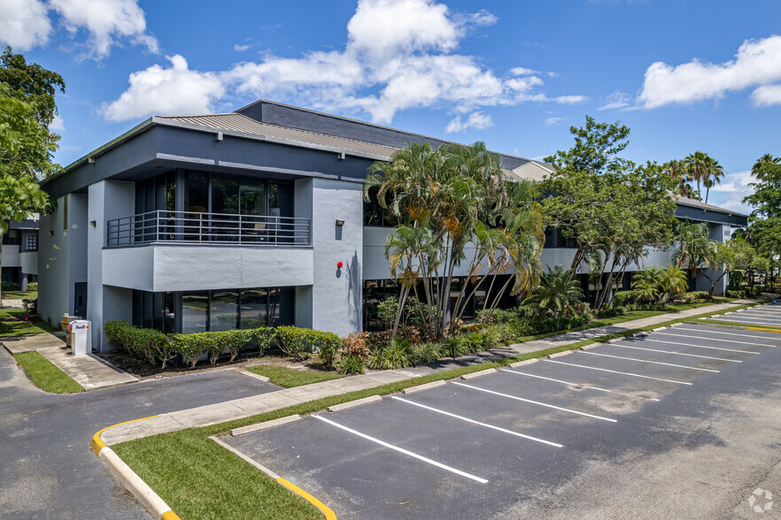 5300 NW 33rd Ave, Fort Lauderdale, FL à louer - Photo de l’immeuble – Image 2 sur 7