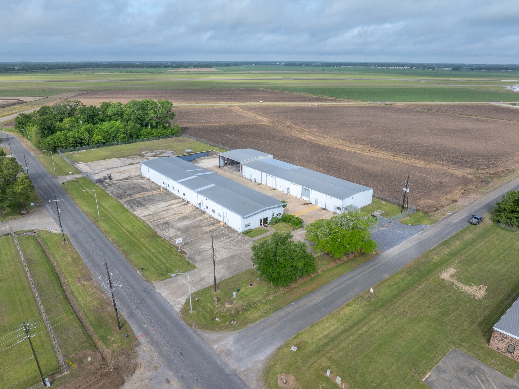 718 Hangar Dr, New Iberia, LA à vendre Photo de l’immeuble– Image 1 sur 15