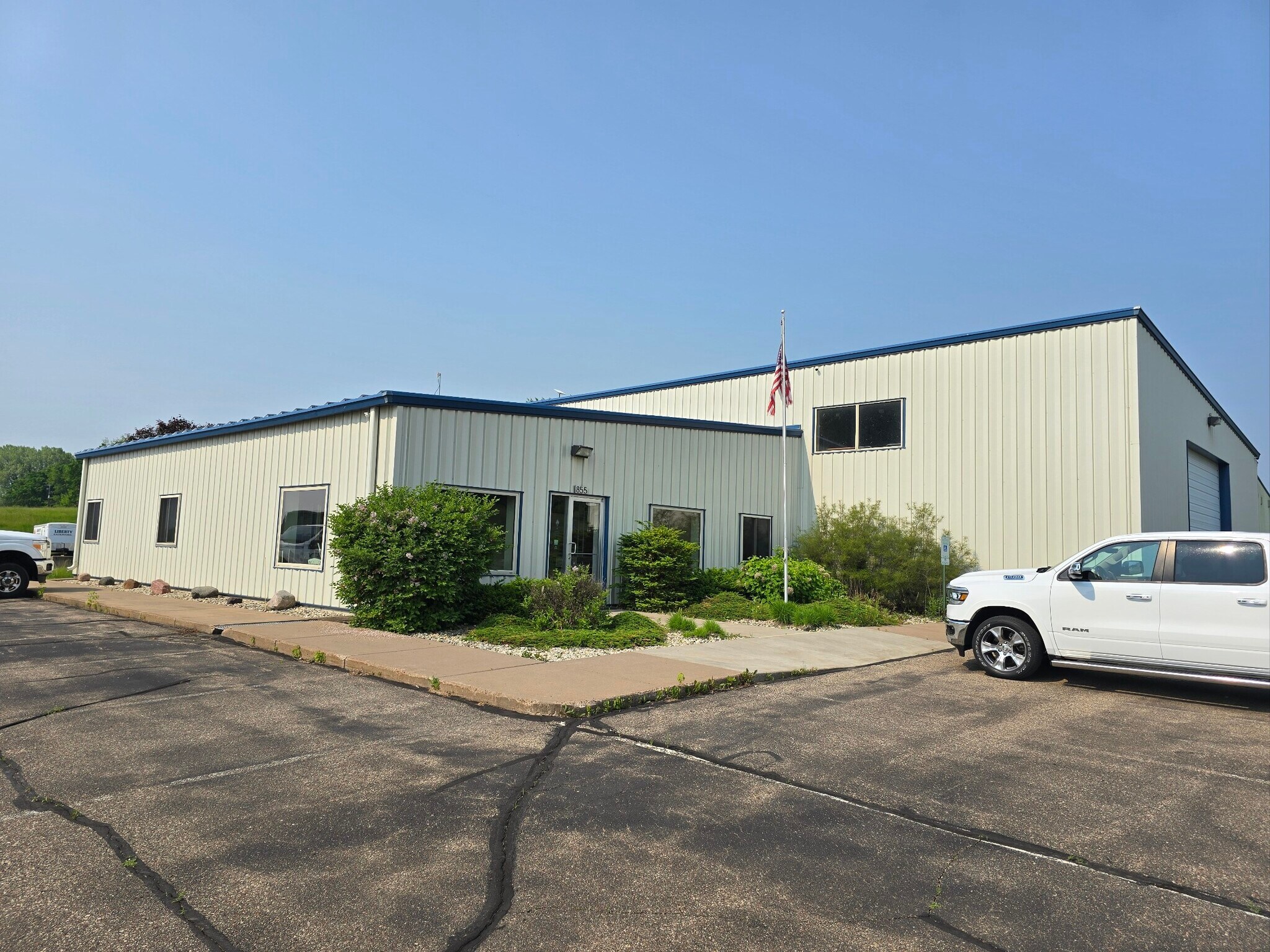 855 Industrial Dr, Mondovi, WI à louer Photo principale– Image 1 sur 57