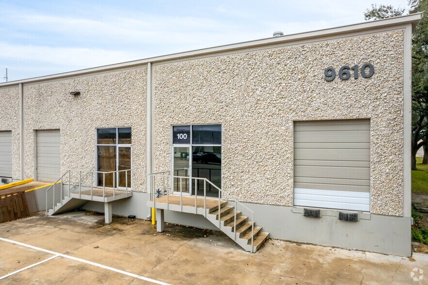 9610 Neils Thompson Dr, Austin, TX à louer - Photo de l’immeuble – Image 3 sur 5