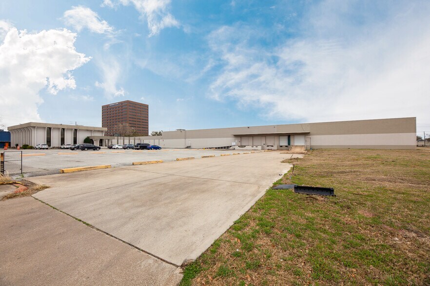 9244 Markville Dr, Dallas, TX à vendre - Photo de l’immeuble – Image 2 sur 8