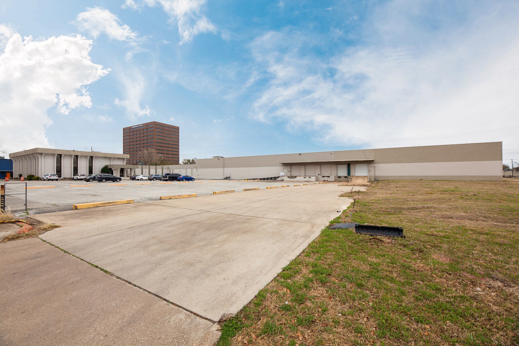 9244 Markville Dr, Dallas, TX à louer Photo principale– Image 1 sur 8