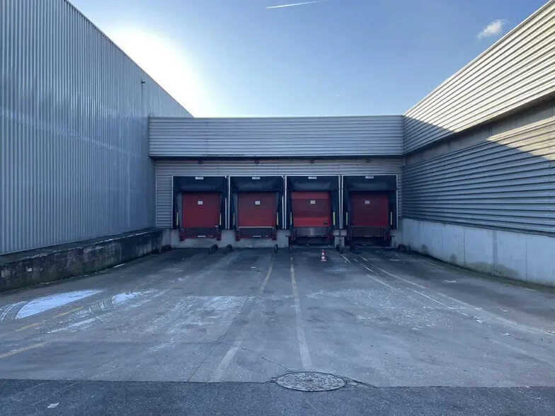 Local d'activités dans Vitry-sur-Seine à vendre - Photo de l’immeuble – Image 2 sur 16
