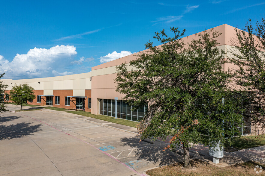 5450 Stratum Dr, Fort Worth, TX à louer - Photo de l’immeuble – Image 1 sur 7