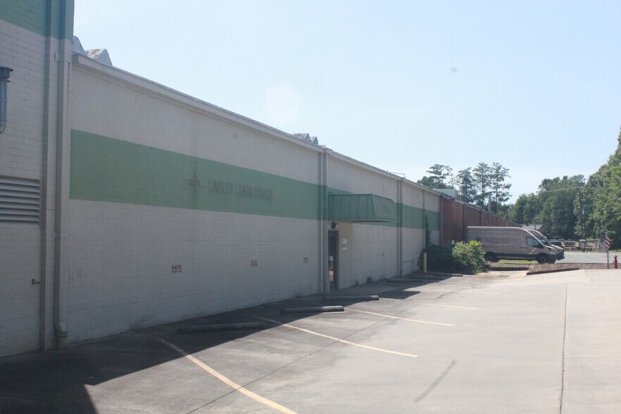 106 E Railroad Ave, Gibsonville, NC à louer - Photo de l’immeuble – Image 3 sur 10