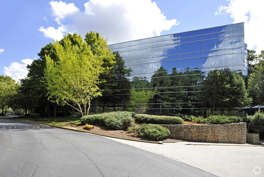 100 Ashford Ctr N, Atlanta, GA à louer - Photo de l’immeuble – Image 1 sur 19