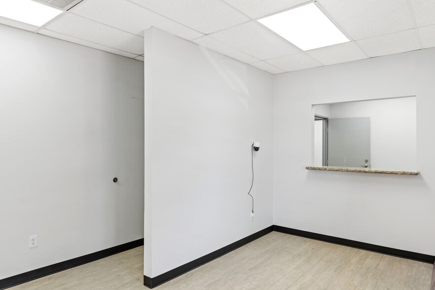 10823 Sanden Dr, Dallas, TX à louer - Photo intérieure – Image 3 sur 33