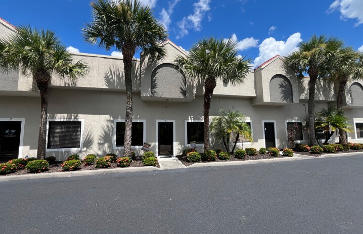 13750 Treeline Ave S, Fort Myers, FL à louer - Photo de l’immeuble – Image 2 sur 3
