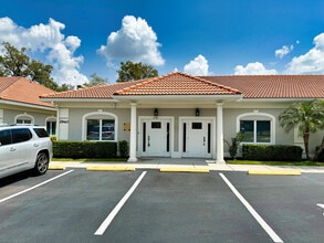 2940-2946 University Pky, Sarasota, FL à louer Photo de l’immeuble– Image 1 sur 16