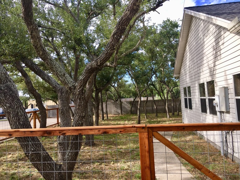 1806 Harbor Dr, Rockport, TX à louer - Photo de l’immeuble – Image 3 sur 11