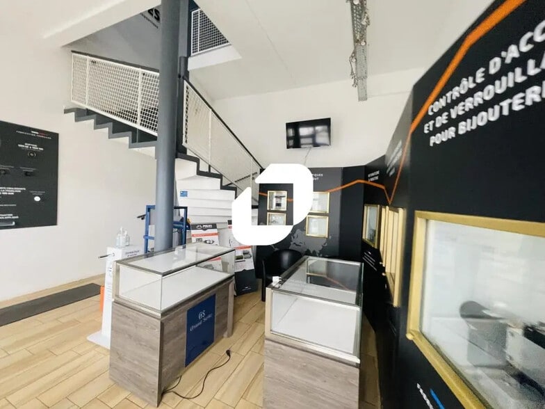 Local d'activités dans Croissy-Beaubourg à vendre - Photo intérieure – Image 3 sur 7