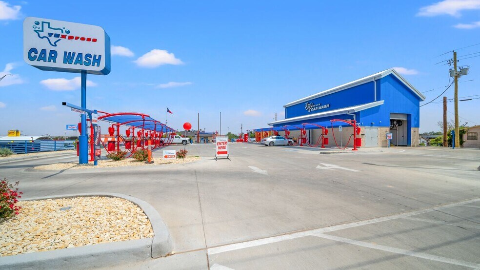 Car Wash 3 Express (Texas Locations) portefeuille de 3 biens à vendre sur LoopNet.fr - Photo de l’immeuble – Image 3 sur 4