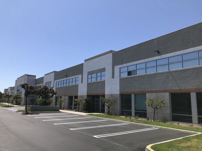 201 Bernoulli Cir, Oxnard, CA à louer - Photo de l’immeuble – Image 3 sur 7