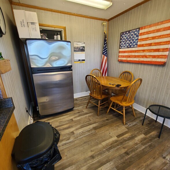 70581 Colerain Rd, Bridgeport, OH à louer - Photo de l’immeuble – Image 3 sur 11