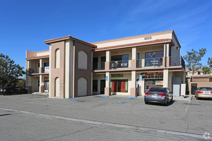 420 S Riverside Ave, Rialto, CA à vendre - Photo principale – Image 1 sur 8