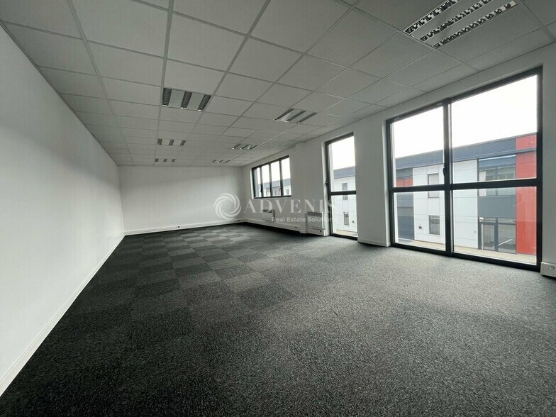 555 Avenue Marguerite Perey, Lieusaint à louer - Photo intérieure – Image 3 sur 7