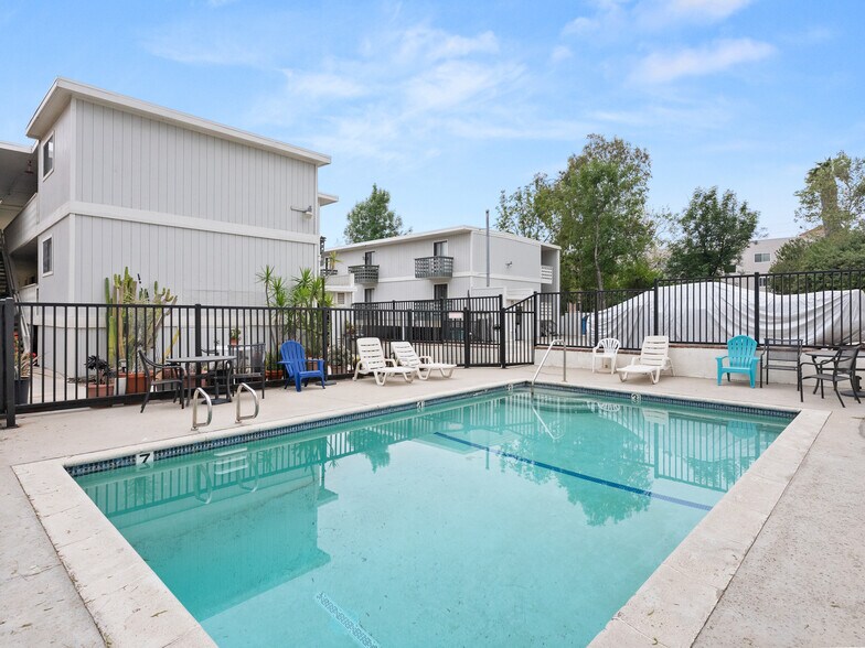 17821 Halsted St, Northridge, CA à vendre - Photo de l’immeuble – Image 3 sur 11