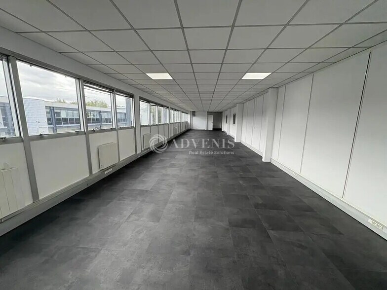 Local d’activités dans Trappes à louer - Photo de l’immeuble – Image 3 sur 6