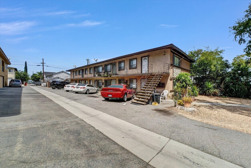 712 E Howard St, Corona, CA à vendre - Photo de l’immeuble – Image 3 sur 10