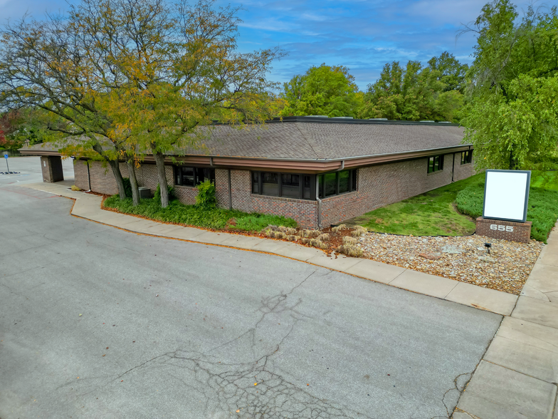 655 N Woodlawn St, Wichita, KS à louer - Photo de l’immeuble – Image 1 sur 5