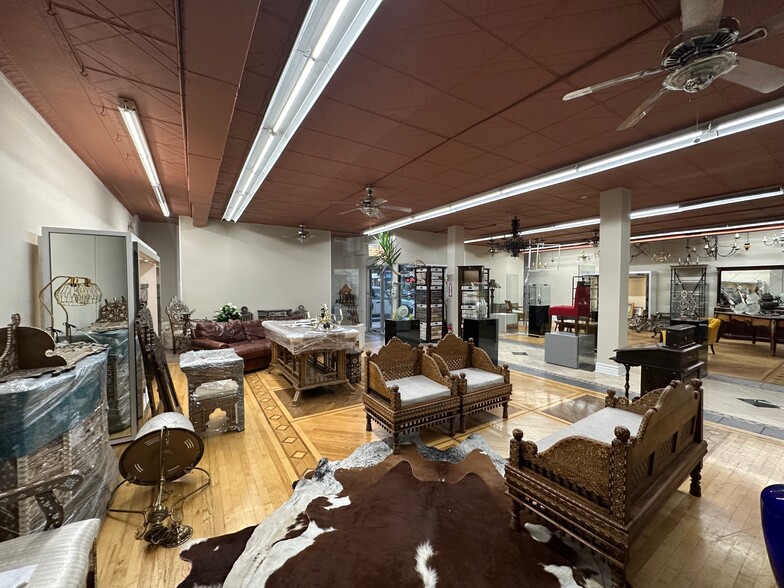 8037 N Milwaukee Ave, Niles, IL à louer - Photo de l’immeuble – Image 3 sur 19