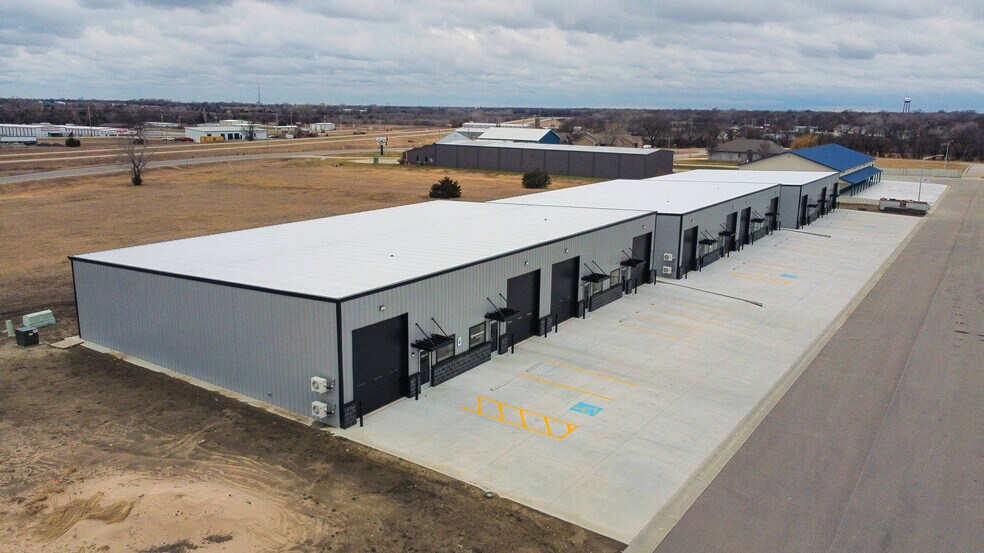 903 Venture Ct, Kechi, KS à louer - Photo de l’immeuble – Image 2 sur 4