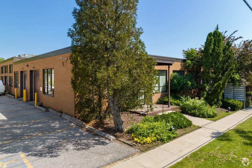 45 Cranfield Rd, Toronto, ON à louer - Photo de l’immeuble – Image 2 sur 5