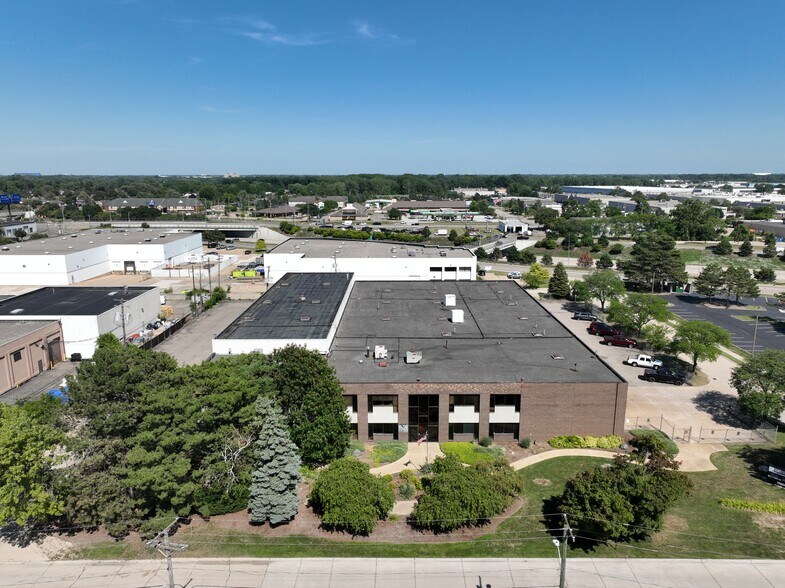 25880 Commerce Dr, Madison Heights, MI à vendre - Photo de l’immeuble – Image 2 sur 4