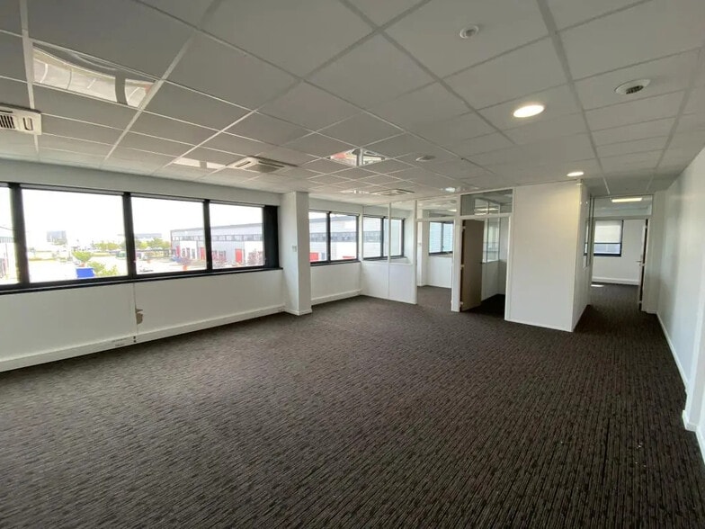 355 Avenue Henri Schneider, Meyzieu à louer - Photo de l’immeuble – Image 2 sur 6