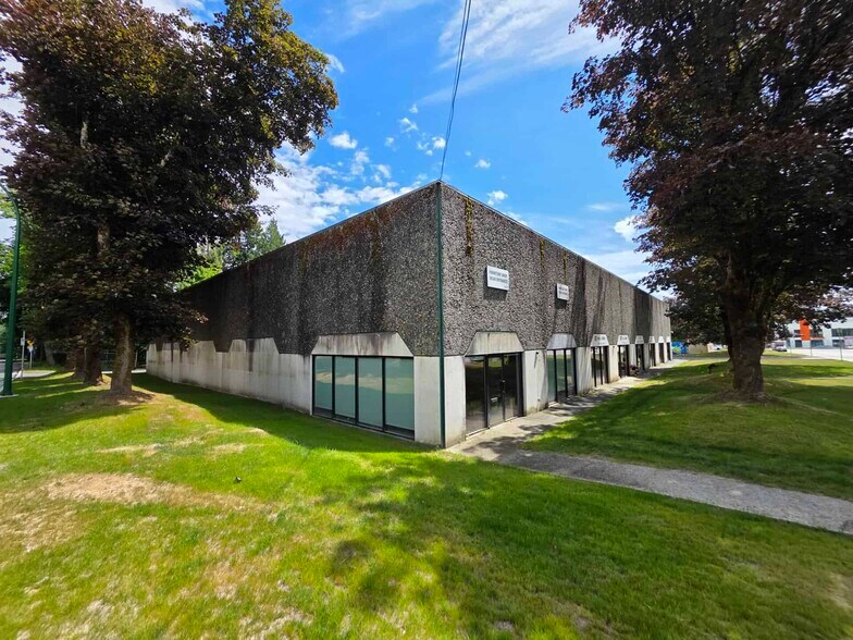 4036 Mcconnell Dr, Burnaby, BC à louer - Photo de l’immeuble – Image 1 sur 5