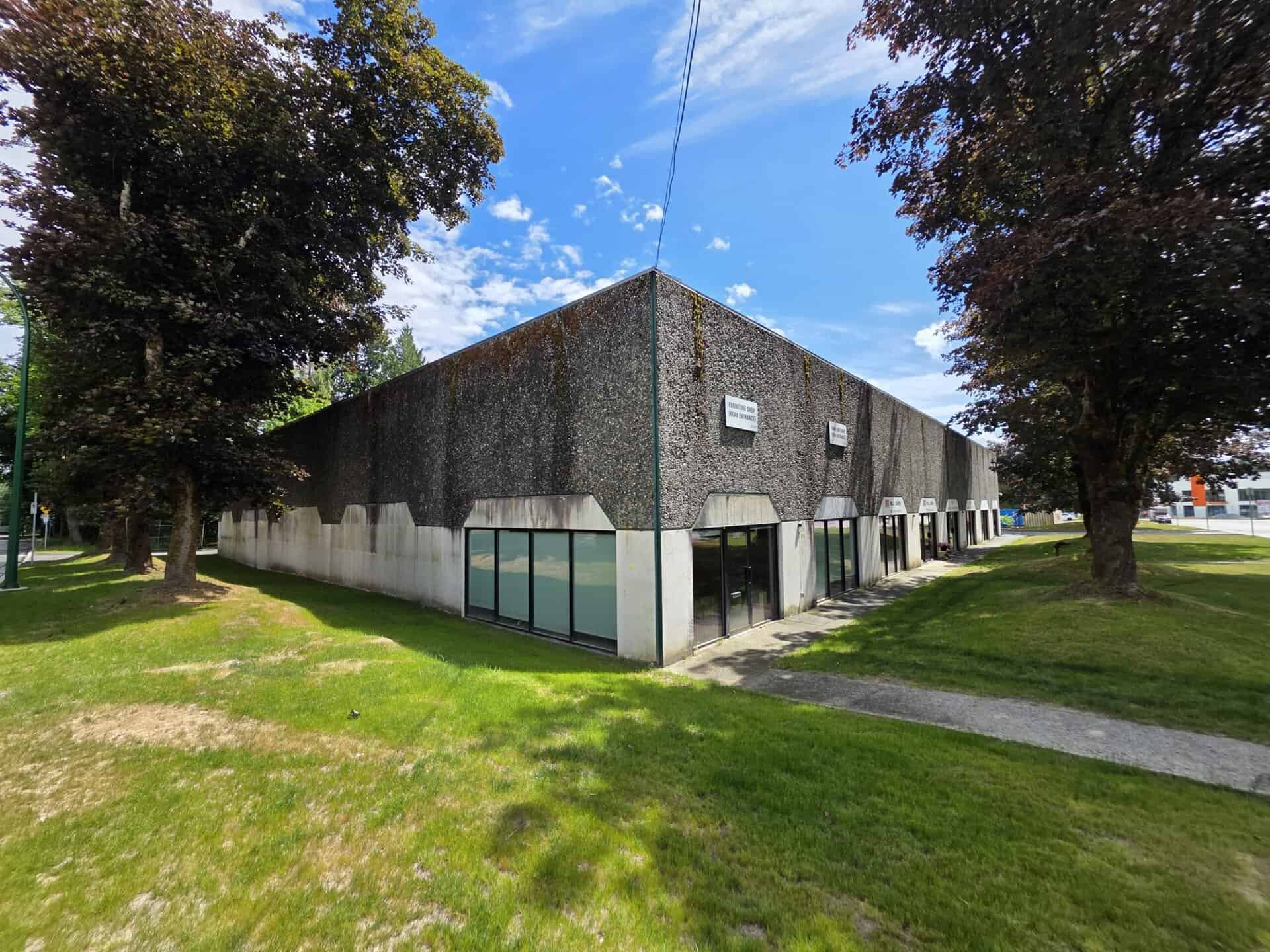 4036 Mcconnell Dr, Burnaby, BC à louer Photo de l’immeuble– Image 1 sur 6
