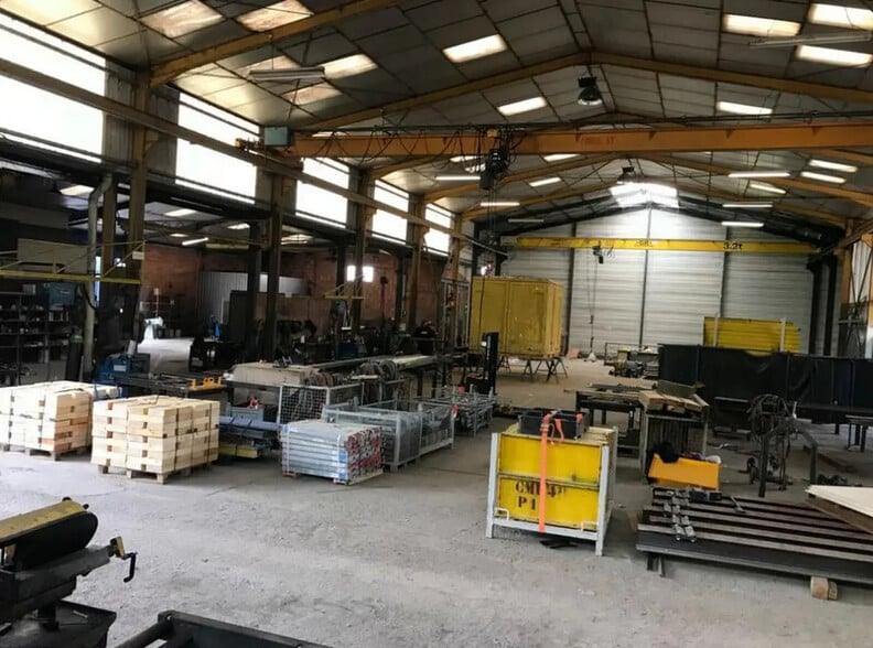 Local d'activités dans Gargas à vendre - Photo de l’immeuble – Image 1 sur 4