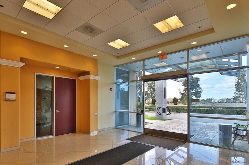 22 Odyssey, Irvine, CA à louer - Hall d’entrée – Image 2 sur 15