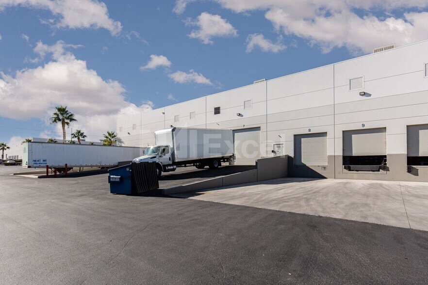 7650 Dean Martin Dr, Las Vegas, NV à louer - Photo de l’immeuble – Image 3 sur 6