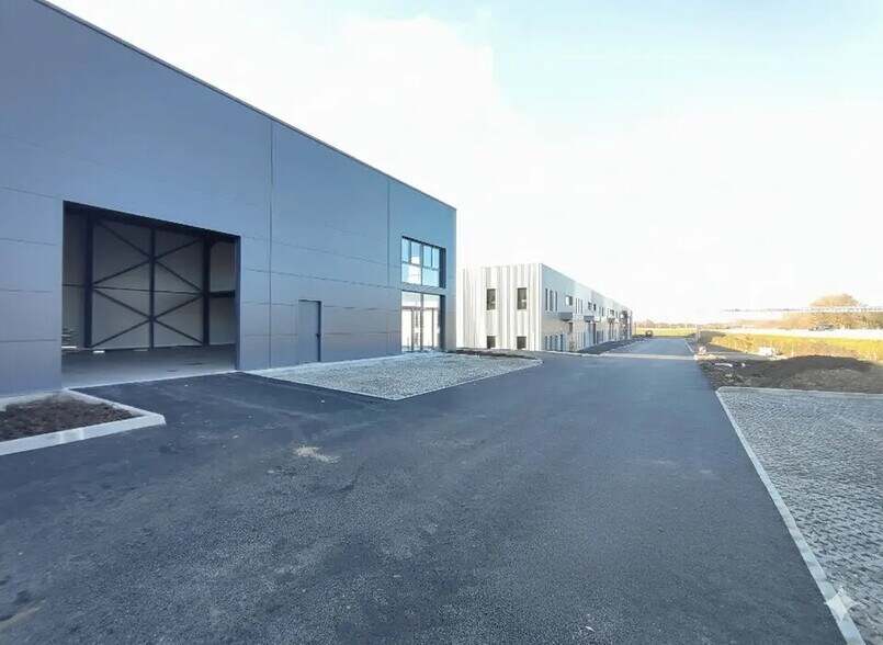 Local d’activités dans Vaulx-Milieu à louer - Photo de l’immeuble – Image 1 sur 4