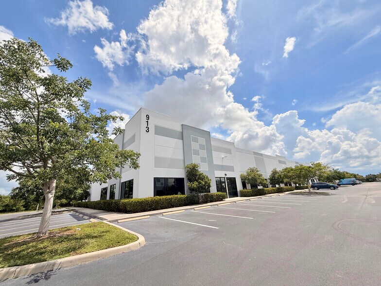 911 E Industrial Cir, Cape Coral, FL à louer - Photo de l’immeuble – Image 2 sur 7
