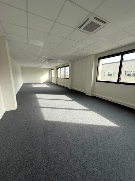 Local d’activités dans Osny à louer - Photo intérieure – Image 3 sur 9