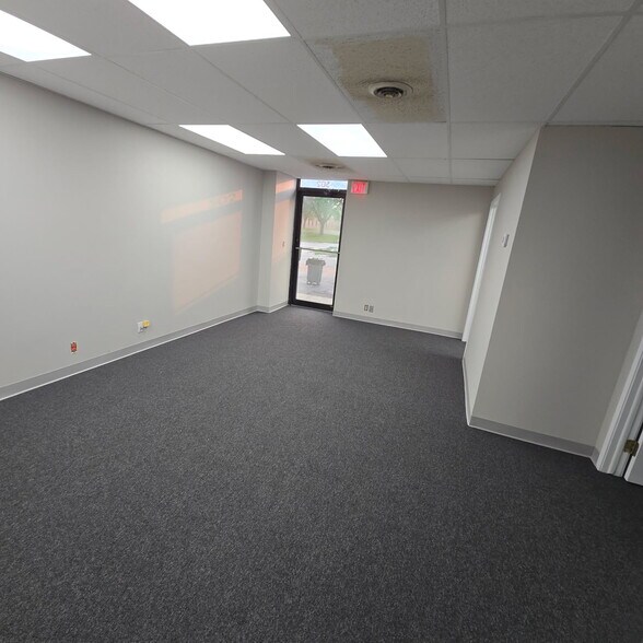 3417 Roger B Chaffee Memorial Dr SE, Grand Rapids, MI à louer - Photo de l’immeuble – Image 2 sur 10