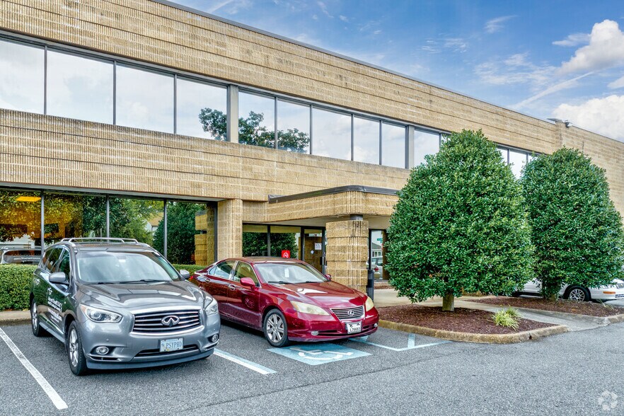 900 Commonwealth Pl, Virginia Beach, VA à louer - Photo de l’immeuble – Image 2 sur 20