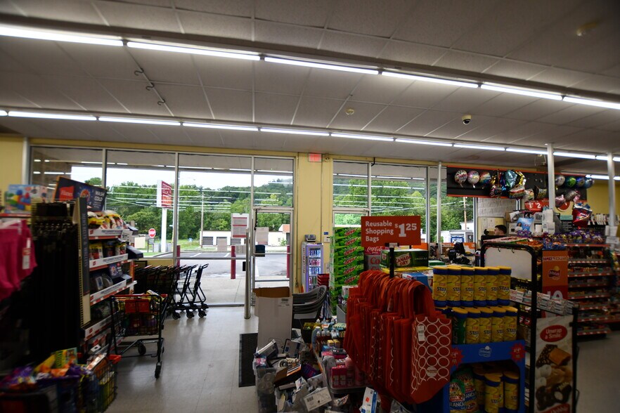 1016 Winchester Rd, Irvine, KY à louer - Photo intérieure – Image 3 sur 21