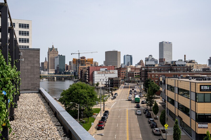 161 S 1st St, Milwaukee, WI à louer - Photo de l’immeuble – Image 3 sur 33