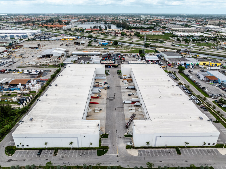 8200 NW 93rd St, Miami, FL à louer - Photo de l’immeuble – Image 2 sur 2