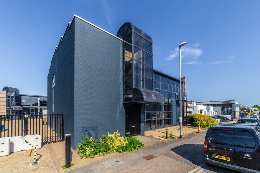 Oakcroft Rd, Chessington à louer - Photo de l’immeuble – Image 3 sur 3